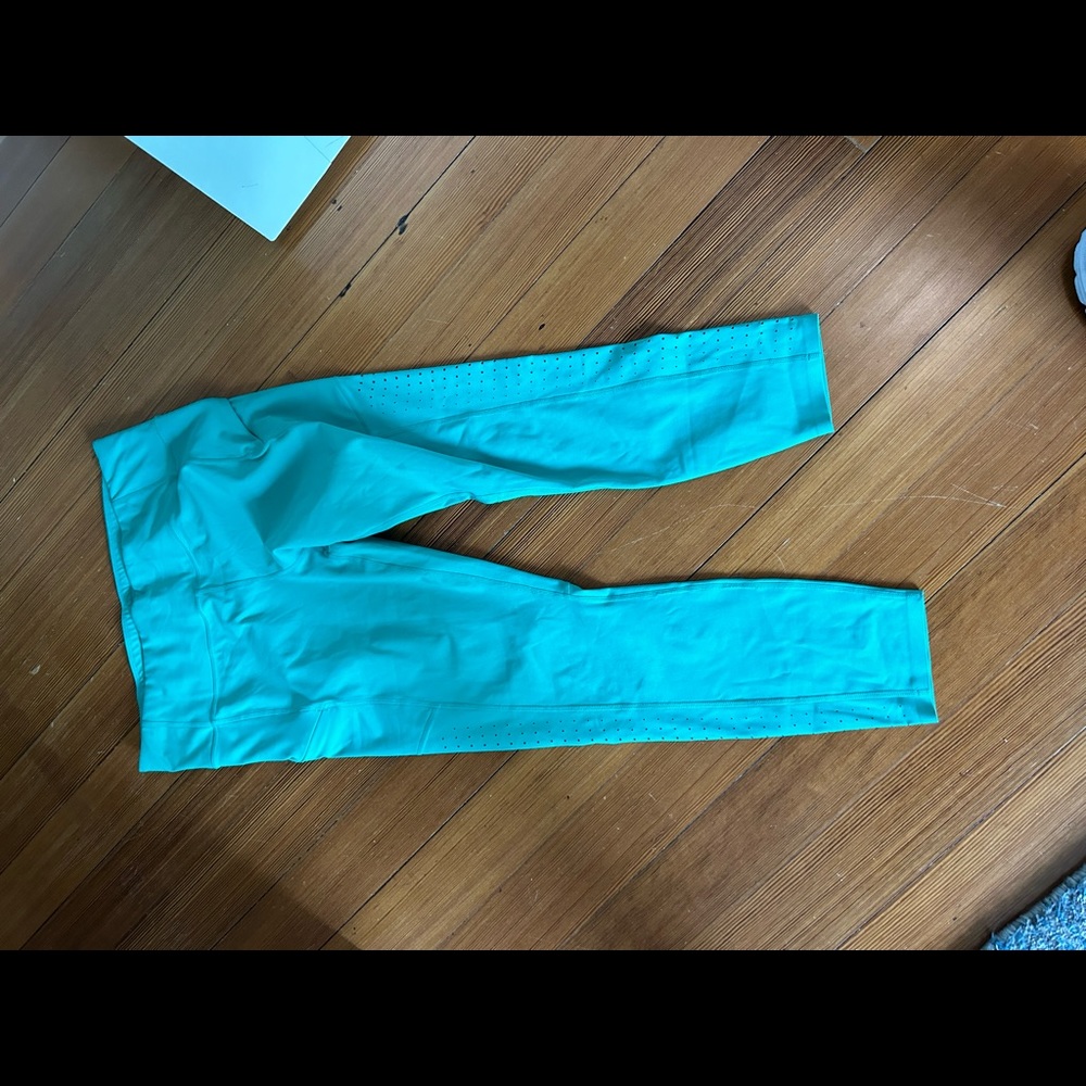 Athleta cropped green leggings w side zipper pockets